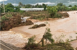Lâm Đồng: Vỡ hồ chứa nước, cuốn trôi một người và nhiều nhà cửa