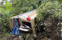 Xe khách lao xuống taluy âm khiến 2 người tử vong, nhiều người bị thương