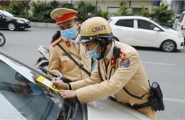 Phạt 23 triệu đồng, trừ 6 điểm giấy phép lái xe với tài xế để bùn đất che lấp biển số