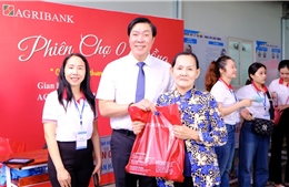 Agribank chi nhánh Bình Thạnh tặng 300 phần quà cho bệnh nhân khó khăn 