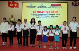 Agribank và Hội Nhà báo Việt Nam trao học bổng học sinh nghèo tỉnh Kiên Giang