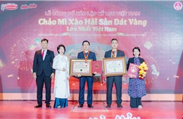 Acecook xác lập kỷ lục Chảo mì xào hải sản dát vàng lớn nhất Việt Nam