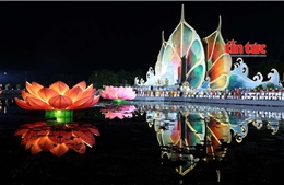 Lung linh đêm hoa đăng Vesak 2025 cầu nguyện cho thế giới hòa bình