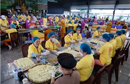 Hơn 1.000 tình nguyện viên chuẩn bị suất ăn chay miễn phí tại Đại lễ Vesak 2025