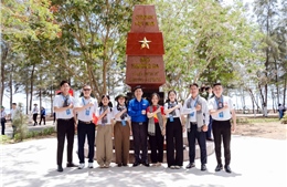 Các đại biểu Thanh niên tiên tiến toàn quốc làm theo lời Bác hoạt động về nguồn tại Cần Giờ