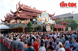 Đông đảo tăng ni, phật tử về Việt Nam Quốc Tự dự Đại lễ Phật đản