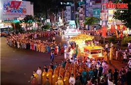 Hàng nghìn người tham gia nghi lễ rước kiệu hoa chào mừng Phật đản