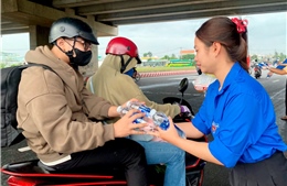 TP Hồ Chí Minh: Phát nước suối miễn phí hỗ trợ người dân về quê nghỉ lễ 2/9