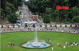 Đông đảo người dân đến tham quan Hội trường Thống Nhất trong dịp Quốc khánh