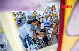 Người thầy khơi dậy niềm đam mê hội họa cho thanh niên khuyết tật
