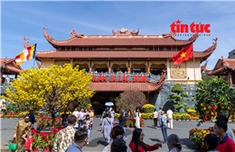 Người dân TP Hồ Chí Minh vãn cảnh chùa dịp đầu Xuân Bính Ngọ
