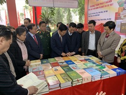 Trưng bày hơn 10.000 cuốn sách kỷ niệm 90 năm ngày thành lập Đảng Cộng sản Việt Nam