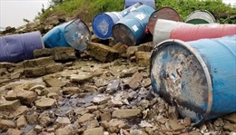 Điều tra vụ đổ trộm nhiều thùng phuy nghi chứa hoá chất xuống sông Hồng