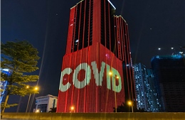 Hà Nội: Các toà nhà cao tầng thắp sáng thông điệp đẩy lùi dịch bệnh COVID-19 