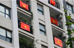 Người dân treo cờ ‘nhuộm đỏ’ chung cư cổ vũ Việt Nam chiến thắng dịch COVID-19