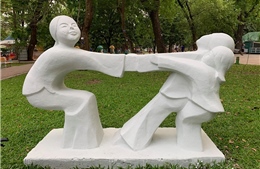 Trả nguyên trạng cho những bức tượng bị sơn màu sặc sỡ tại Công viên Thống Nhất  