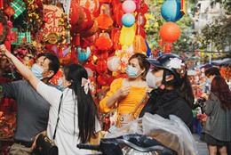 Người dân đi chợ hoa truyền thống Hà Nội không quên đeo khẩu trang 