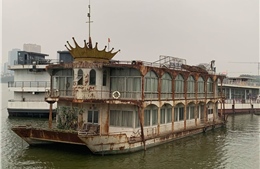 Du thuyền bỏ hoang vẫn ngổn ngang Tây Hồ