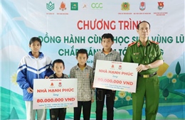 Đồng hành với học sinh vùng lũ, chắp cánh em tới trường tại Điện Biên