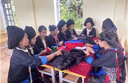 Lớp truyền dạy nghề truyền thống cho đồng bào Mông, Dao ở Điện Biên