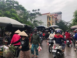 Dịch COVID-19: Chợ dân sinh vẫn người mua kẻ bán san sát, bất chấp lệnh giãn cách xã hội 