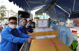 Đoàn Thanh niên báo Tin tức trao quà hỗ trợ Bệnh viện K phòng, chống dịch COVID-19