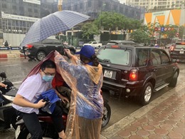 Tình nguyện viên tích cực giúp đỡ thí sinh trong mưa lớn