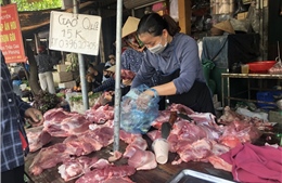 Hà Nội: Hàng hóa dồi dào cả ở chợ dân sinh lẫn siêu thị, giá có nhích nhẹ