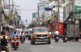Đường phố TP Hồ Chí Minh nhộn nhịp trước thông tin siết chặt &#39;ai ở đâu ở yên đó&#39;