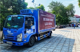 Cận cảnh xe bán hàng lưu động đầu tiên trong thời gian giãn cách xã hội tại Hà Nội