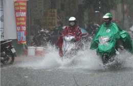 Mưa dông bao trùm Bắc Bộ và Trung Bộ, đề phòng lũ quét, sạt lở đất