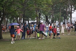 Người dân Hà Nội đổ về Công viên Yên Sở để cắm trại