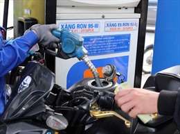 Giá xăng, dầu giảm hơn 400 đồng/lít