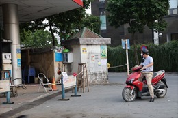 Tiếp diễn cảnh cây xăng đóng cửa, nhiều nơi người dân xếp hàng dài chờ mua xăng
