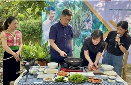 Vua đầu bếp Christine Hà cùng phụ nữ bản Bướt sáng tạo món ăn từ nguyên liệu bản địa
