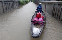 Vùng áp thấp trên Biển Đông khiến mưa lũ ở miền Trung diễn biến khó lường