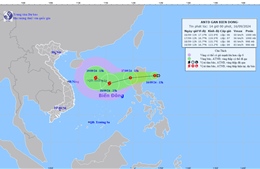 Áp thấp nhiệt đới áp sát biển Đông, đổi hướng liên tục 