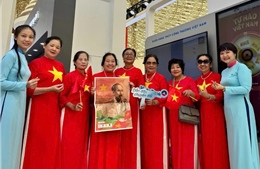 Nhận quà khi check-in gian hàng VietinBank tại Triển lãm thành tựu đất nước