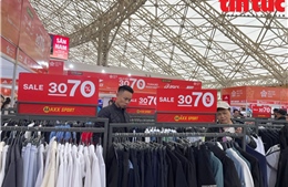 Người dân Thủ đô hào hứng &#39;săn hàng giảm giá&#39; tại Hội chợ Mùa Thu 2025
