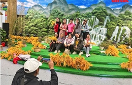 Người dân hào hứng check in thác Bản Giốc Cao Bằng giữa &#39;Siêu hội chợ 6 nhất&#39;