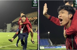 Xúc động khoảnh khắc Lý Đức cõng Hiểu Minh ra ăn mừng với U23 Việt Nam sau chiến thắng trước Hàn Quốc