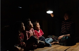 Trao tặng 510 đèn năng lượng mặt trời cho xã Tà Rụt và Hướng Lập