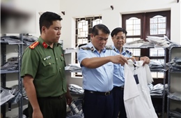 Phát hiện điểm chứa trữ quần áo, giày dép nghi giả mạo nhiều thương hiệu nổi tiếng