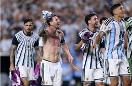 Messi tặng áo đấu cho huyền thoại Roberto Baggio