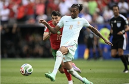 Real Madrid âm thầm chèo kéo Olise, Arsenal đạt thỏa thuận bán Trossard