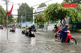 TP Hồ Chí Minh: Mưa lớn gây ngập lụt nhiều tuyến đường, giao thông di chuyển khó khăn