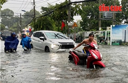 TP Hồ Chí Minh tiếp tục có mưa dông, cảnh báo lốc sét chiều tối