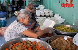 Vợ chồng U90 nấu cơm chay miễn phí cho người có hoàn cảnh khó khăn