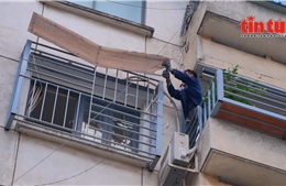 Người dân cư xá Độc Lập tháo dỡ ‘chuồng cọp’ sau vụ cháy khiến 8 người thiệt mạng