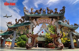  Độc đáo ngôi miếu nổi giữa sông Vàm Thuật với hơn 100 con rồng gốm sứ
